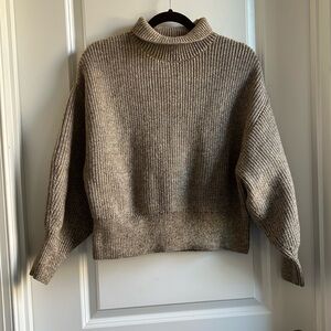 H&M  S brown knit slightly oversized sweater with drop shoulder sleeves.